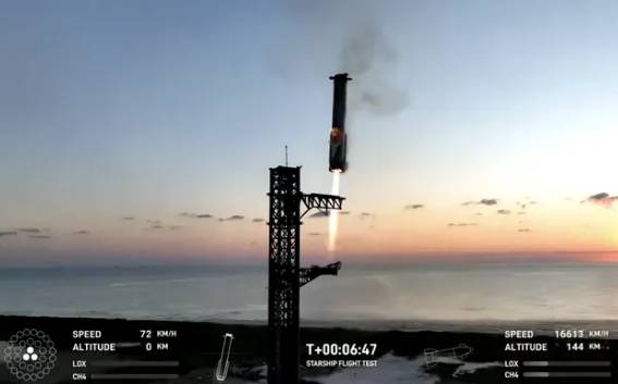 马斯克旗下spacex公司的星舰火箭实现历史性着陆，“筷子”机械臂精准捕获助推器